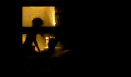 Tangan wanita di situs film dewasa atas kemaluan