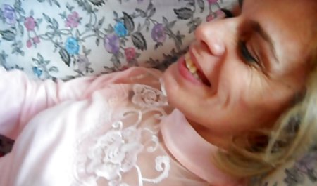 Cantik pilem bokeb pirang cewek seksi pakai jari pukas pada kamera